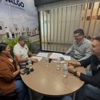 Asesoría inmobiliaria en mesa de trabajo